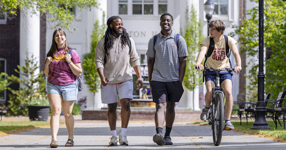 SU students in front of Fulton Hall